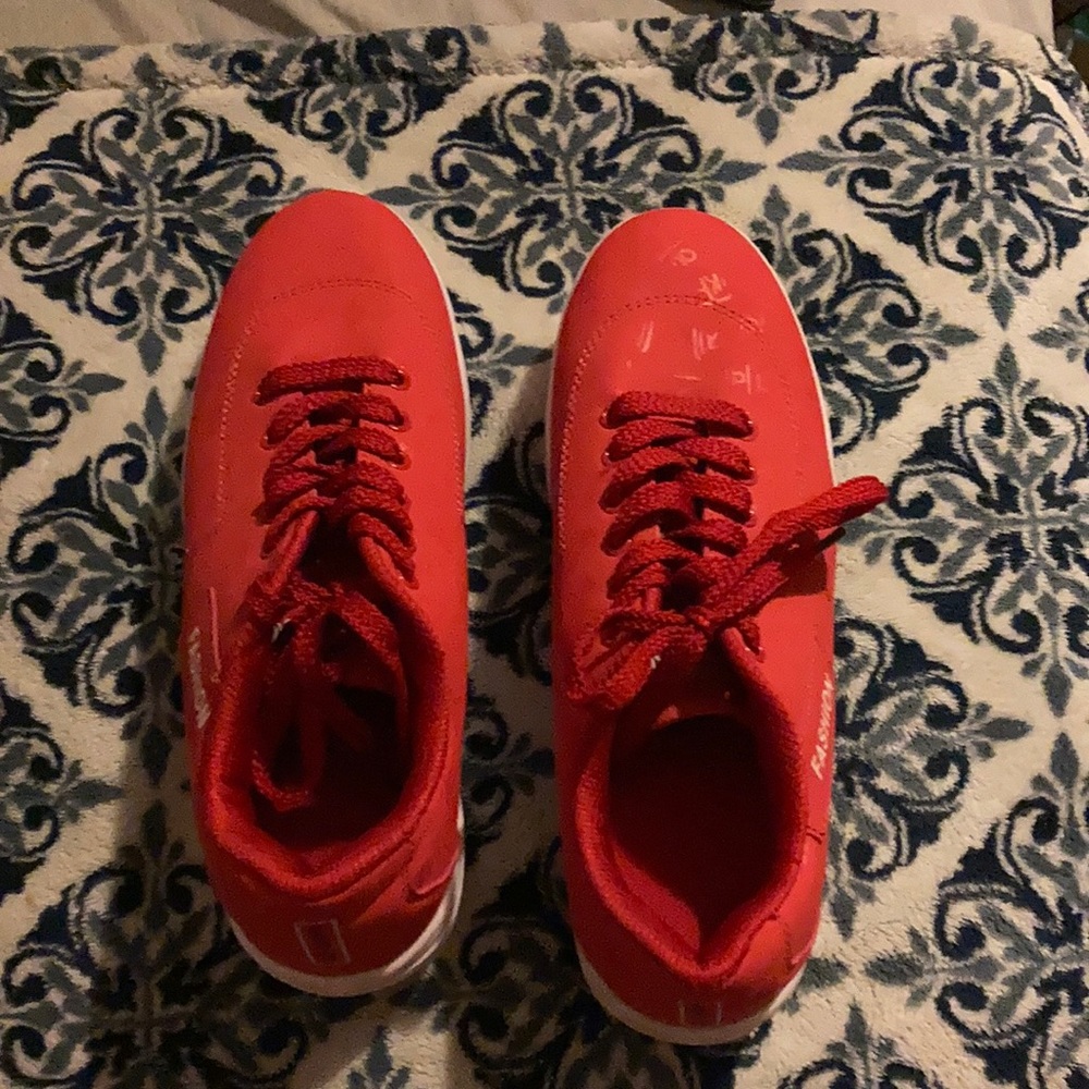 Tennis shoes